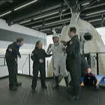 Türkiye'nin ilk astronotu Alper Gezeravcı'nın tekrardan yerçekimli ortamda adım attığı ilk an