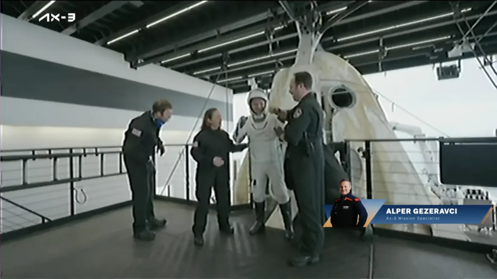 Türkiye'nin ilk astronotu Alper Gezeravcı'nın tekrardan yerçekimli ortamda adım attığı ilk an