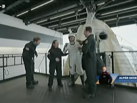 Türkiye'nin ilk astronotu Alper Gezeravcı'nın tekrardan yerçekimli ortamda adım attığı ilk an