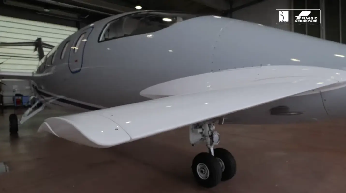 Piaggio P.180 - Forward Wing