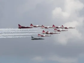 Historic flight of Hürjet with the Turkish Stars / TAI