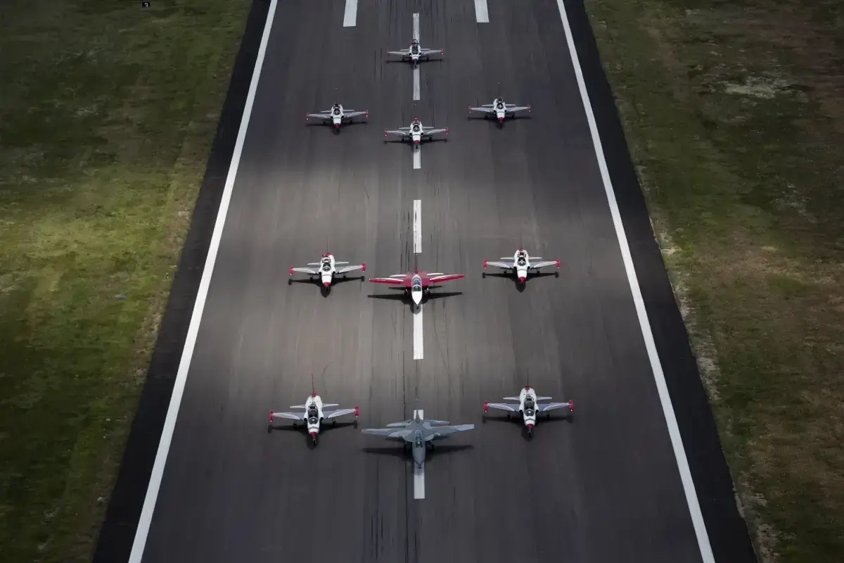 Historic flight of Hürjet with the Turkish Stars / TAI