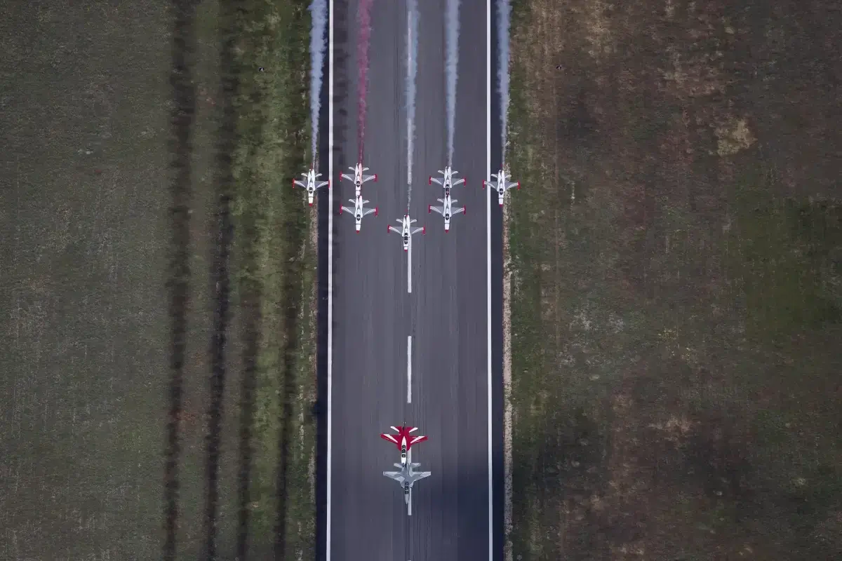 Historic flight of Hürjet with the Turkish Stars / TAI